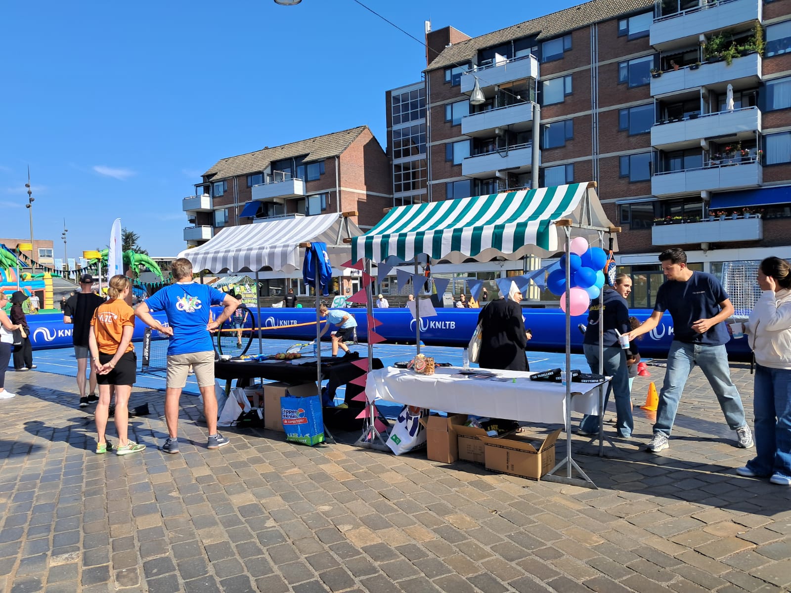 Tennispromotie tijdens de sportmarkt in Veldhoven